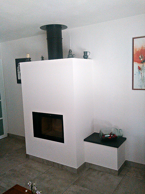 cheminée sur mesure avec insert Fondis Stella H600 à vitre escamotable, condot Poujoulat noir et tablette en granit Zimbabwe finition cuir mat