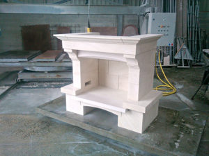 Taille à l'atelier d'une cheminée sur mesure en pierre d'Estaillade