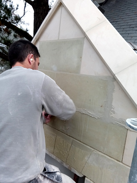 Fourniture, Pose Et Finition Sur Chantier De Lucarne En Pierre De Tuffeau Et Tervoux