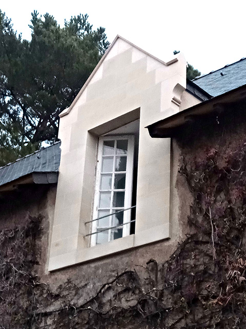 Fourniture, Pose Et Finition Sur Chantier De Lucarne En Pierre De Tuffeau Et Tervoux2