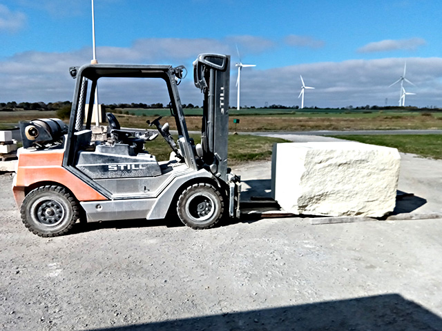 Manipulation D'un Bloc De Pierre De Tuffeau De Plusieurs Tonnes à L'atelier