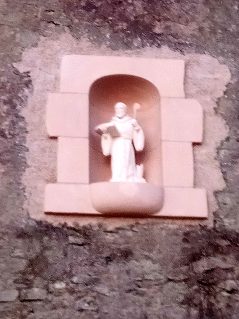 (taille Et Pose D'une Niche Pour Y Placer Une Statuette, Ensemble En Pierre De Richemont