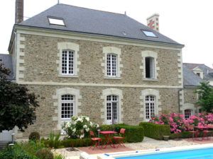 Rénovation De Façade Comprenant Les Entourages De Portes Et Fenêtres Ainsi Que Les Chaînes Dangles Et Corniches