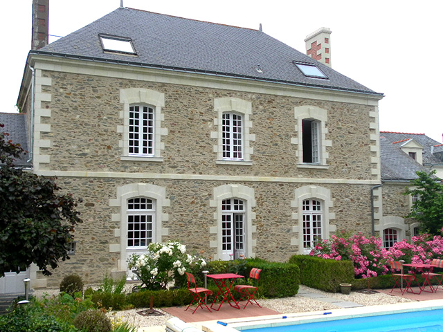 Rénovation De Façade Comprenant Les Entourages De Portes Et Fenêtres Ainsi Que Les Chaînes Dangles Et Corniches